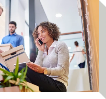 Cliente organisant son déménagement avec un conseiller.