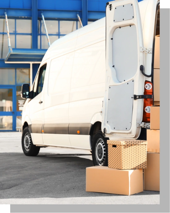 Camion de livraison de Momo Multiservices transportant des colis pour les professionnels.