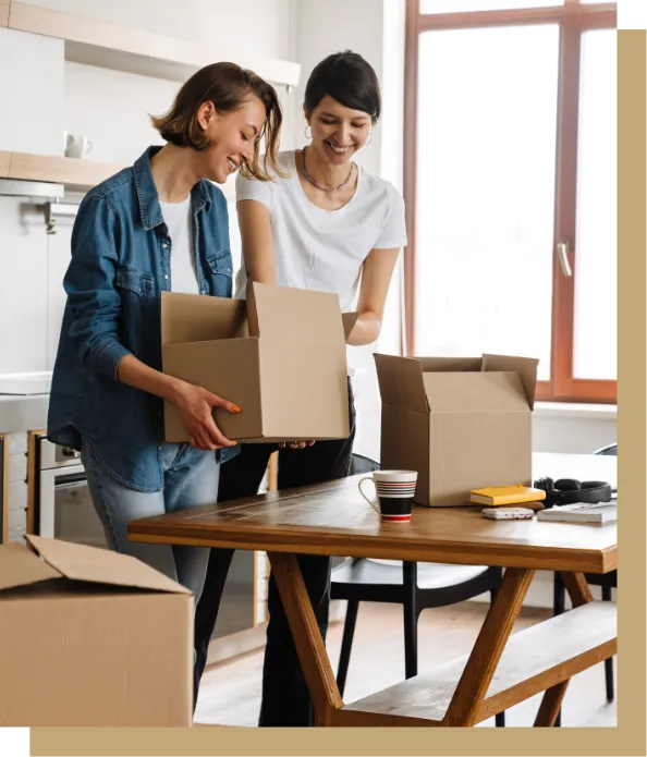 Cartons de déménagement dans un intérieur de maison.