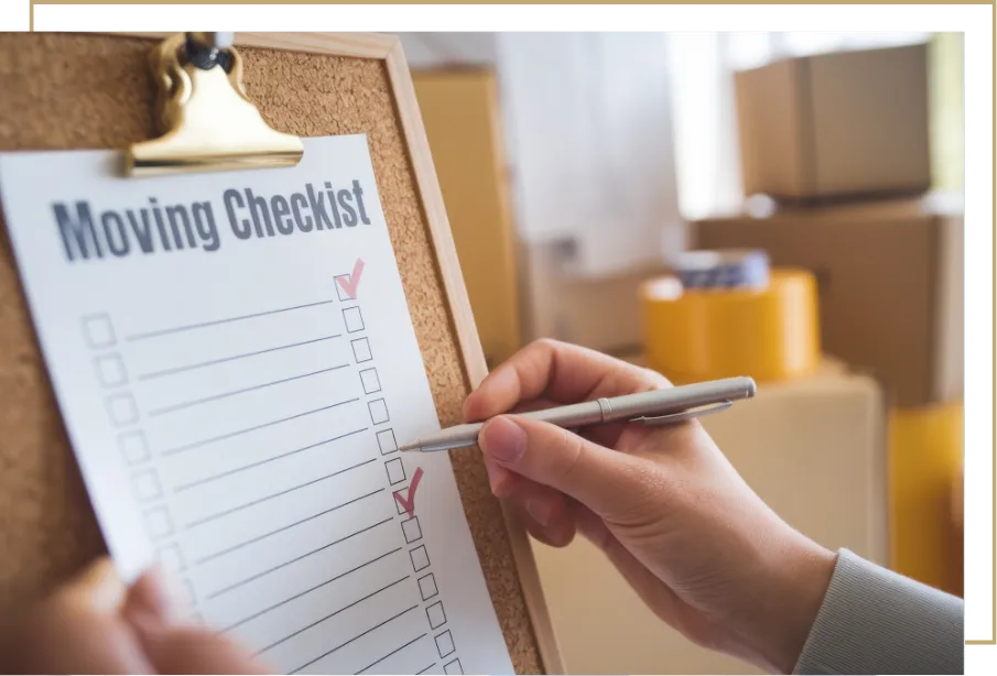 Personne cochant une checklist pour son déménagement.
