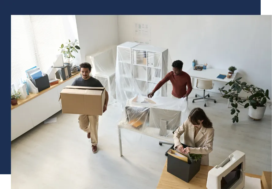 Équipe de personnes emballant des cartons pour un déménagement.