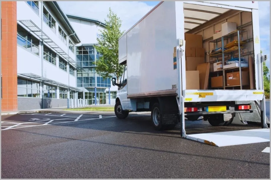 Camion de déménagement stationné devant un bâtiment d’entreprise.