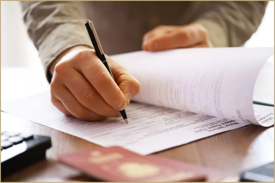 Personne signant un document de contrat de déménagement.